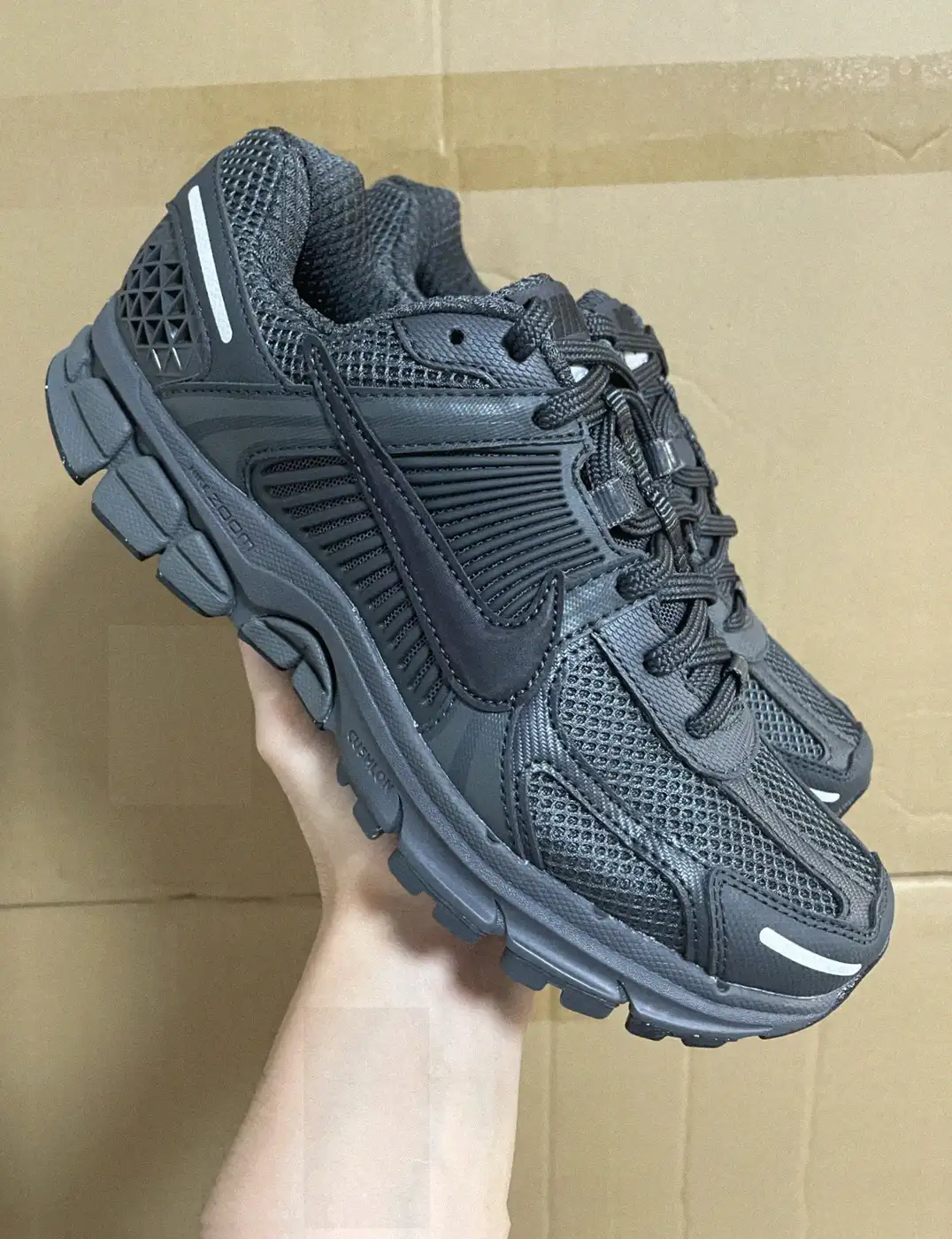 Counterfeit Nike Air Zoom Vomero 5 front view visual reference