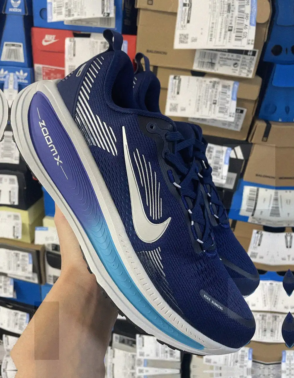 Counterfeit Nike Vomero 18 front view visual reference