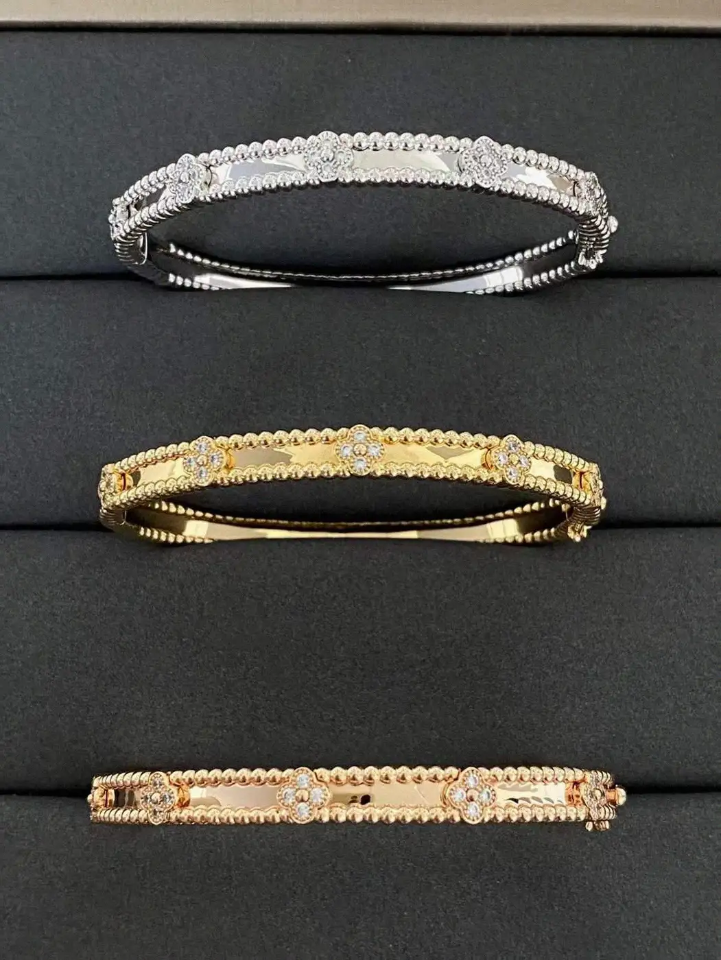 Counterfeit Van Cleef & Arpels accessories front view visual reference